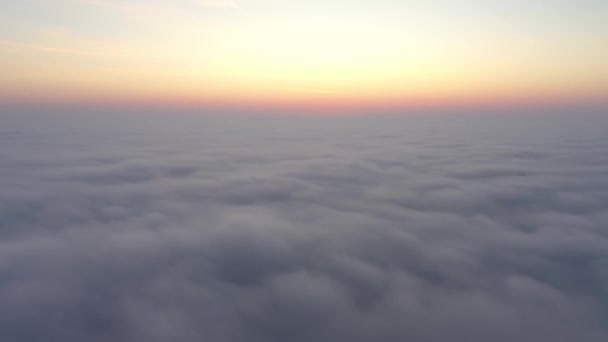 Flygutsikt. Flyger i dimma, flyger i dimma. Flygkamerabilder. Flyg ovanför molnen mot solen. Dimmigt väder, vy ovanifrån. — Stockvideo