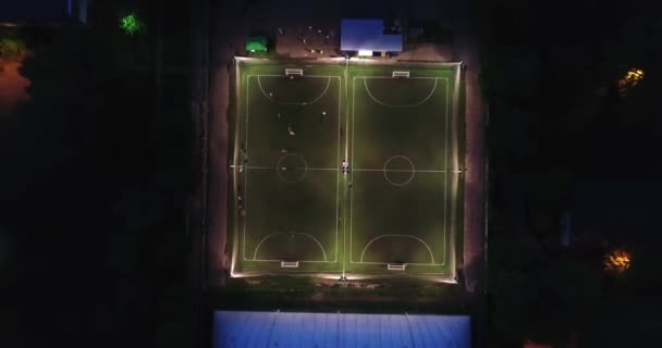 Aerial urban cityscape people training on football soccer pitch establishing shot 4K — Stock Video