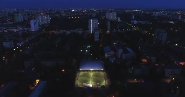 Kentsel havacılık insanları futbol sahasında antrenman yapıyor ve şut 4K 'sını kuruyor. — Stok video