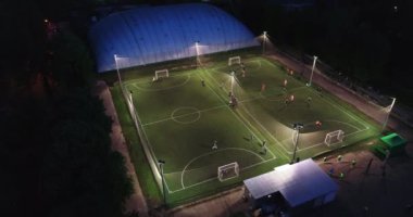 Kentsel havacılık insanları futbol sahasında antrenman yapıyor ve şut 4K 'sını kuruyor.