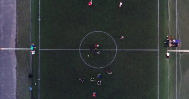 Amatör futbolcuların şehirde oynadığı futbol sahasının havadan görünüşü.