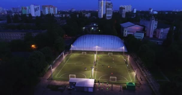 Повітряні міські жителі пейзажу тренувалися на футбольному полі, створюючи постріл 4K — стокове відео