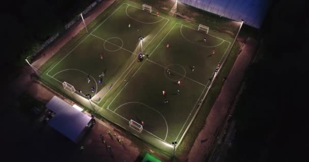 Ciudadanos urbanos aéreos entrenando en campo de fútbol estableciendo tiro 4K — Vídeos de Stock