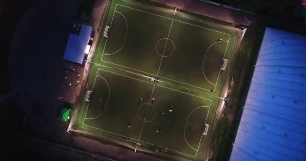 Luchtstedelijke stadsbeeld mensen trainen op voetbalveld vaststelling schot 4k — Stockvideo