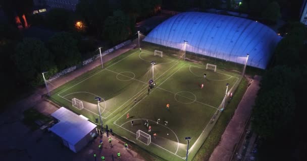 Aerea urbano paesaggio persone formazione sul campo da calcio che stabilisce tiro 4K — Video Stock