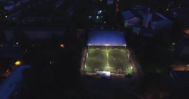 Aerea urbano paesaggio persone formazione sul campo da calcio che stabilisce tiro 4K — Video Stock