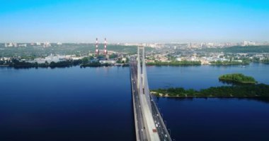Güney köprüsünün hava aracı, Kiev şehri. Ukrayna. Dinyeper nehri, köprü nehri geçer..