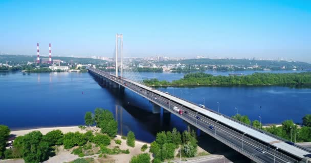 Drone aéreo da ponte sul, a cidade de Kiev. Ucrânia. Rio Dnieper, a ponte atravessa o rio . — Vídeo de Stock