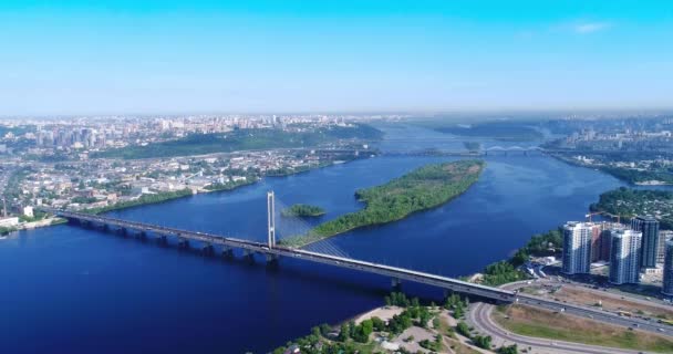 โดรนทางอากาศของสะพานทางใต้ เมืองเคียฟ ยูเครน แม่น้ํา Dnieper สะพานข้ามแม่น้ํา . — วีดีโอสต็อก