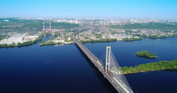 Luchtdrone van de zuidelijke brug, de stad Kiev. Oekraïne. Dnjepr rivier, de brug steekt de rivier over. — Stockvideo