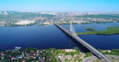 Güney köprüsünün hava aracı, Kiev şehri. Ukrayna. Dinyeper nehri, köprü nehri geçer..