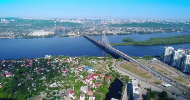 Luchtdrone van de zuidelijke brug, de stad Kiev. Oekraïne. Dnjepr rivier, de brug steekt de rivier over. — Stockvideo