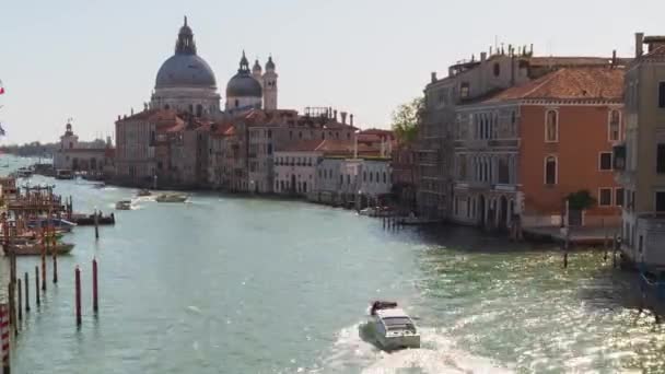 Zeitraffer der Skyline des Canal Grande in Venedig in Italien. Als UNESCO-Weltkulturerbe ist Venedig ein wichtiges Touristenziel in Italien mit seinem schönen Stadtbild, auch geschäftiger Hafen Italiens . — Stockvideo