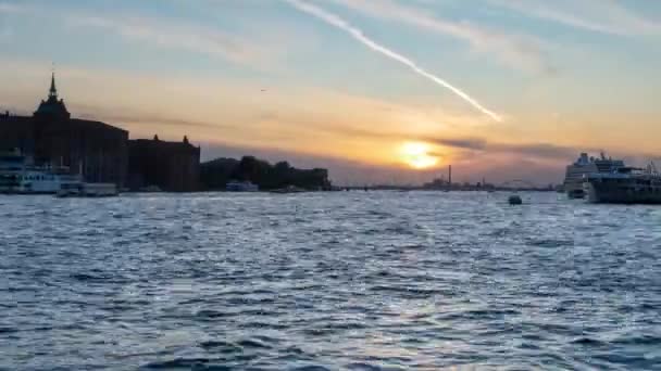 Kirche von San Giorgio Maggiore und Basilica di Santa Maria della Salute bei Sonnenuntergang, Zeitraffer von Tag zu Nacht in Venedig Italien. Venedig Skyline Luftaufnahme. — Stockvideo