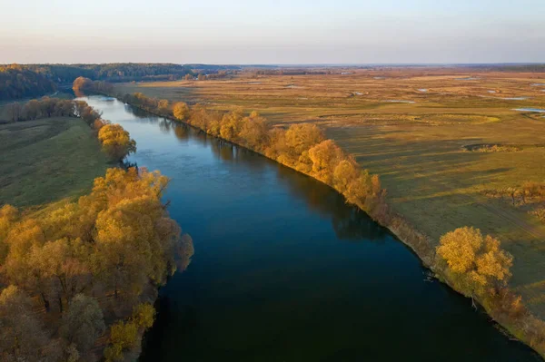 Prachtig uitzicht van bovenaf over een natuurpark. Rivier morsen, en verbazingwekkend landschap. — Stockfoto