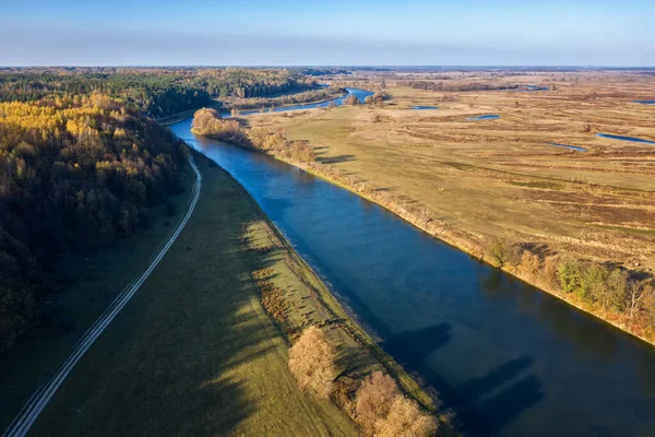 Prachtig uitzicht van bovenaf over een natuurpark. Rivier morsen, en verbazingwekkend landschap. — Stockfoto