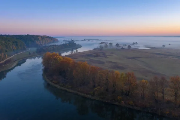 Zonnige en mistige ochtend over de rivier, mist in de zon. — Stockfoto