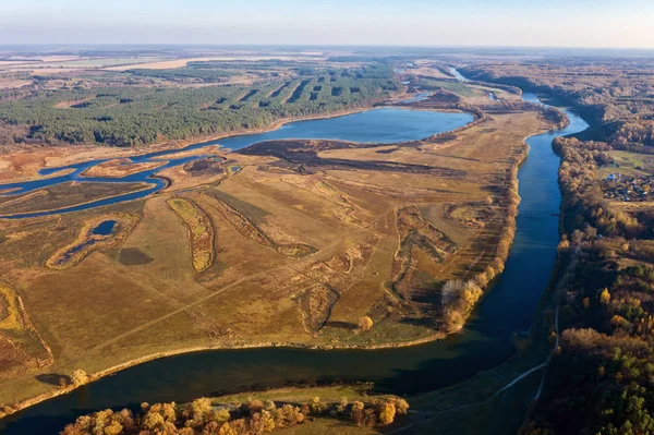 Prachtig uitzicht van bovenaf over een natuurpark. Rivier morsen, en verbazingwekkend landschap. — Stockfoto