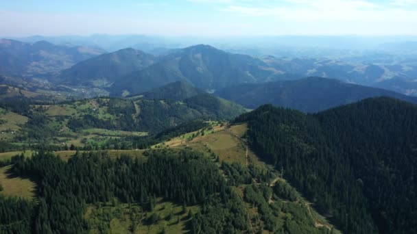 Karpat Dağları 'nın havadan görünüşü, Karpat Dağları güneşli gün — Stok video
