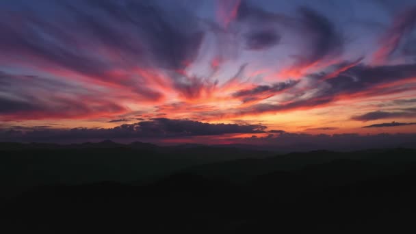 Destansı Hava Uçuşu Puslu Orman Günbatımı Renkli Sonbahar Ağaçları Altın Saatlik Günbatımı Renkler Efsanevi Zafer Yürüyüşü ve Turizm Kavramı — Stok video