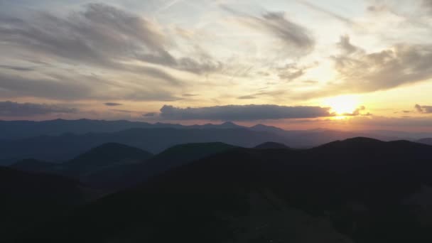 Voo aéreo épico sobre a névoa Forrest Sunset Árvores de outono coloridas Golden Hour Sunset Colors Inspiração de glória épica Caminhadas e conceito de turismo — Vídeo de Stock