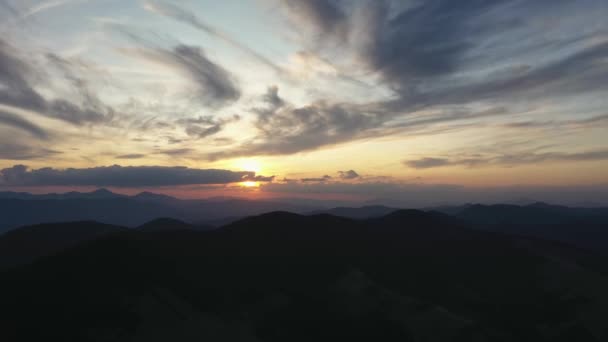 Epische Luchtvlucht Over Mist Forrest Zonsondergang Kleurrijke Herfst Bomen Golden Hour Zonsondergang Kleuren Epische Glorie Inspiratie Wandelen en Toerisme Concept — Stockvideo