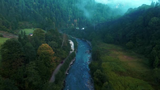 Voando através das nuvens acima dos cumes das montanhas. Altos picos manhã maravilhosa nascer do sol paisagem natural — Vídeo de Stock