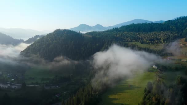 Voando através das nuvens acima dos cumes das montanhas. Altos picos manhã maravilhosa nascer do sol paisagem natural — Vídeo de Stock