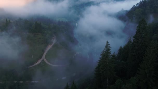 山頂上の雲の中を飛ぶ。高いピーク素晴らしい朝の日の出自然景観 — ストック動画