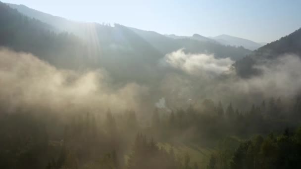 Voando através das nuvens acima dos cumes das montanhas. Altos picos manhã maravilhosa nascer do sol paisagem natural — Vídeo de Stock