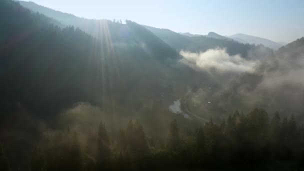 在山顶上方的云中飞行。高山壮丽的日出自然景观 — 图库视频影像