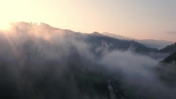 山頂上の雲の中を飛ぶ。高いピーク素晴らしい朝の日の出自然景観 — ストック動画