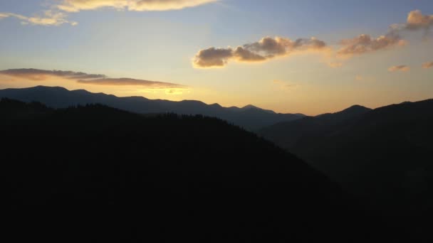 Voando através das nuvens acima dos cumes das montanhas. Altos picos manhã maravilhosa nascer do sol paisagem natural — Vídeo de Stock