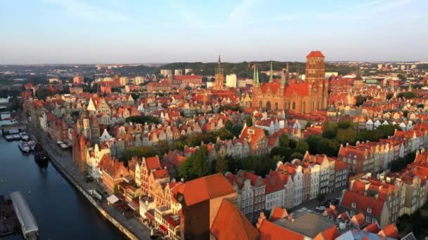Gdaňsk staré město v paprscích vycházejícího slunce, letecký pohled na staré městské ulice — Stock video