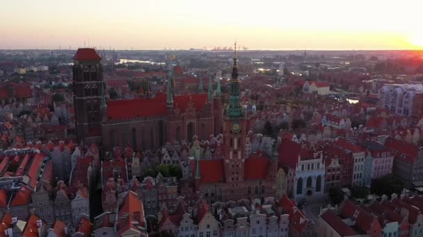 Gdansk oude stad in de stralen van de opkomende zon, vanuit de lucht uitzicht op de oude stad straten — Stockvideo