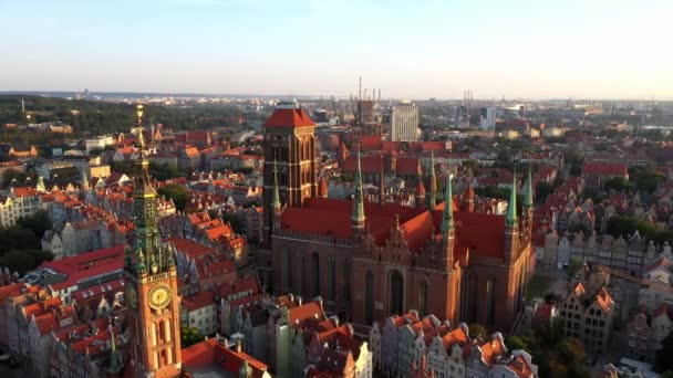 Gdansk eski şehri, yükselen güneş ışınları, eski şehir sokaklarının hava manzarası. — Stok video