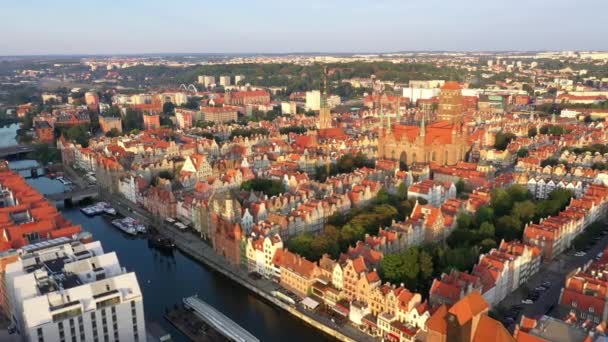 Vieille ville de Gdansk aux rayons du soleil levant, vue aérienne sur les rues de la vieille ville — Video