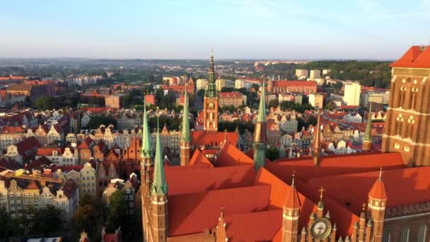 Vieille ville de Gdansk aux rayons du soleil levant, vue aérienne sur les rues de la vieille ville — Video