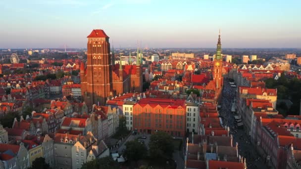 Danziger Altstadt in den Strahlen der aufgehenden Sonne, Luftaufnahme der alten Straßen der Stadt — Stockvideo