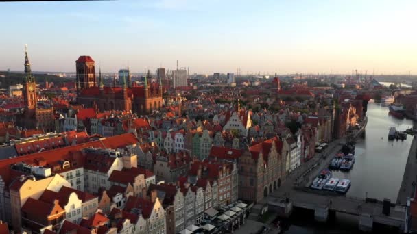 Gdansk eski şehri, yükselen güneş ışınları, eski şehir sokaklarının hava manzarası. — Stok video