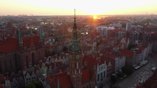 Gdaňsk staré město v paprscích vycházejícího slunce, letecký pohled na staré městské ulice — Stock video