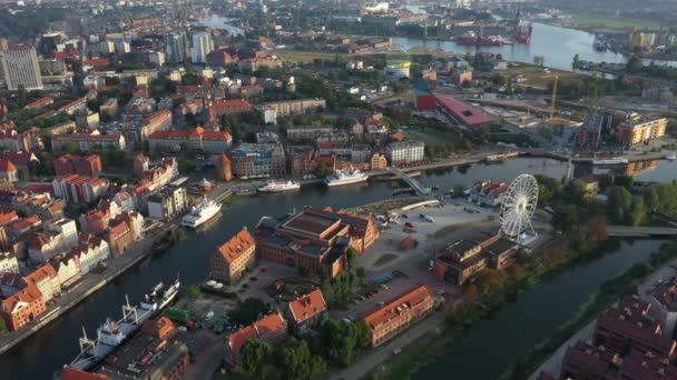 Stare miasto Gdańska w promieniach wschodzącego słońca, widok z lotu ptaka na ulice starego miasta — Wideo stockowe