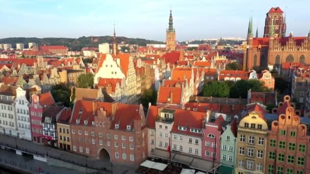 Gdansk eski şehri, yükselen güneş ışınları, eski şehir sokaklarının hava manzarası. — Stok video