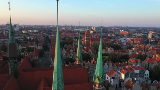 Gdansk oude stad in de stralen van de opkomende zon, vanuit de lucht uitzicht op de oude stad straten — Stockvideo