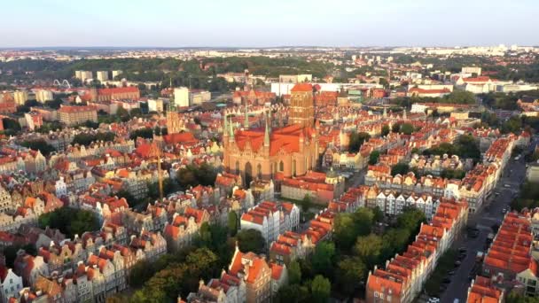 Gdansk ciudad vieja en los rayos del sol naciente, vista aérea de las calles de la ciudad vieja — Vídeo de stock