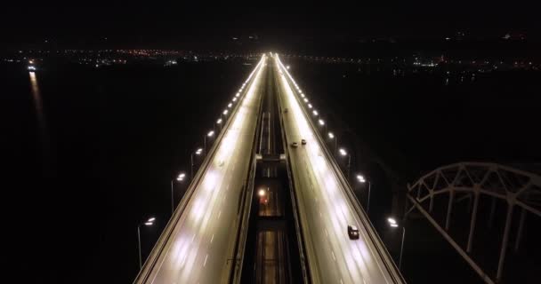 4k video Druk verkeer op de lantaarn verlichte brug van de nachtstad. — Stockvideo