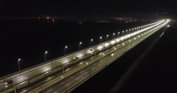 4K video Traffico intenso sul ponte illuminato dalle lanterne della città notturna . — Video Stock