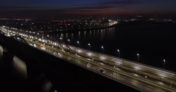 4K video. Dawn over de stad bezocht brug auto 's verplaatsen — Stockvideo