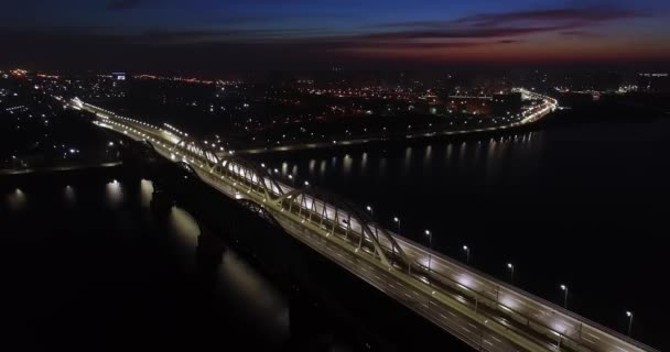 4K video. Dawn over de stad bezocht brug auto 's verplaatsen — Stockvideo