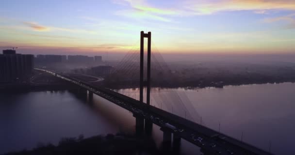 Video 4K. Alba sulla città visitato auto ponte in movimento — Video Stock